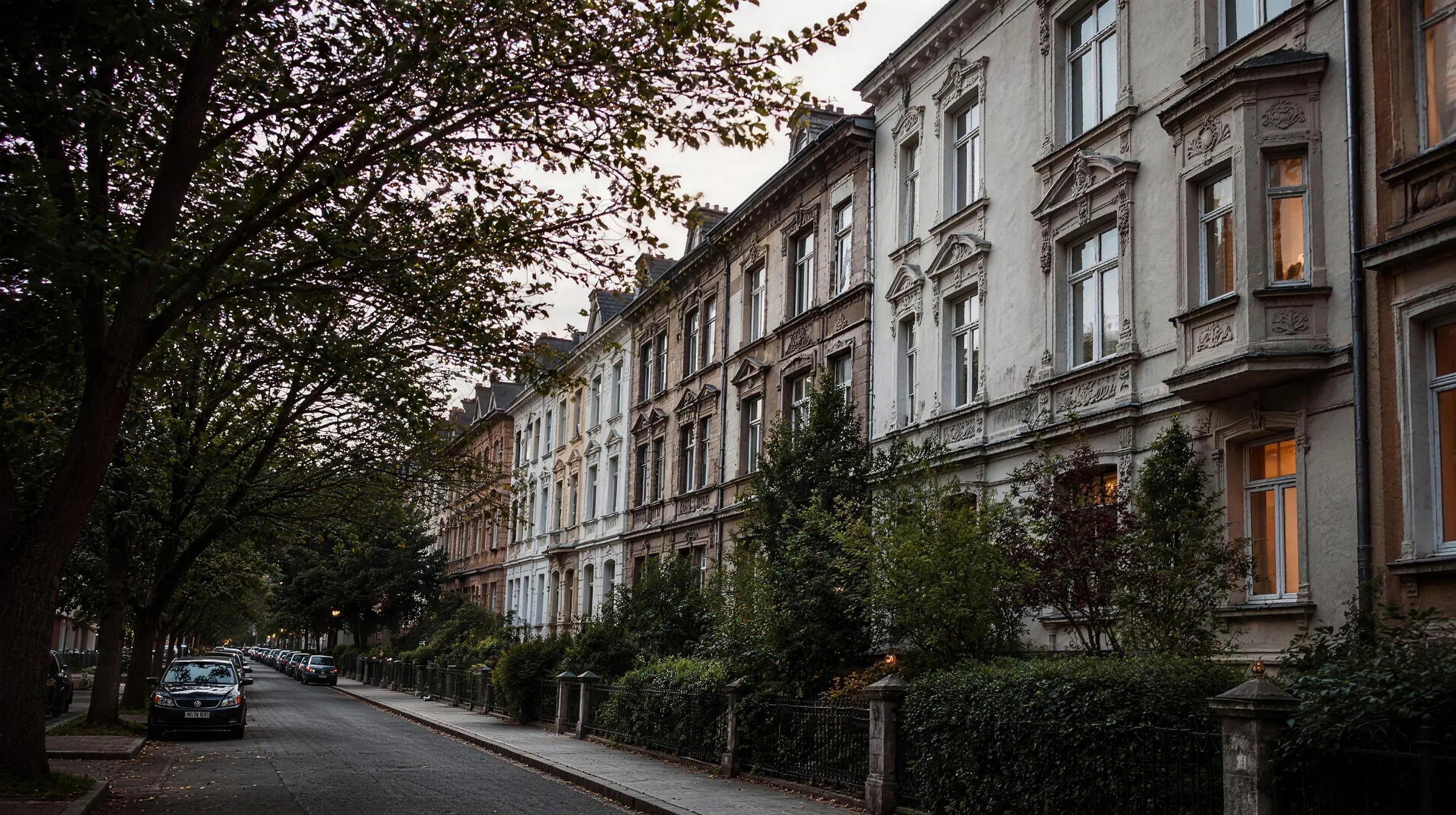 Baumbestandene Straße mit historistischen Wohnhäusern um 1900 (Symbolbild)