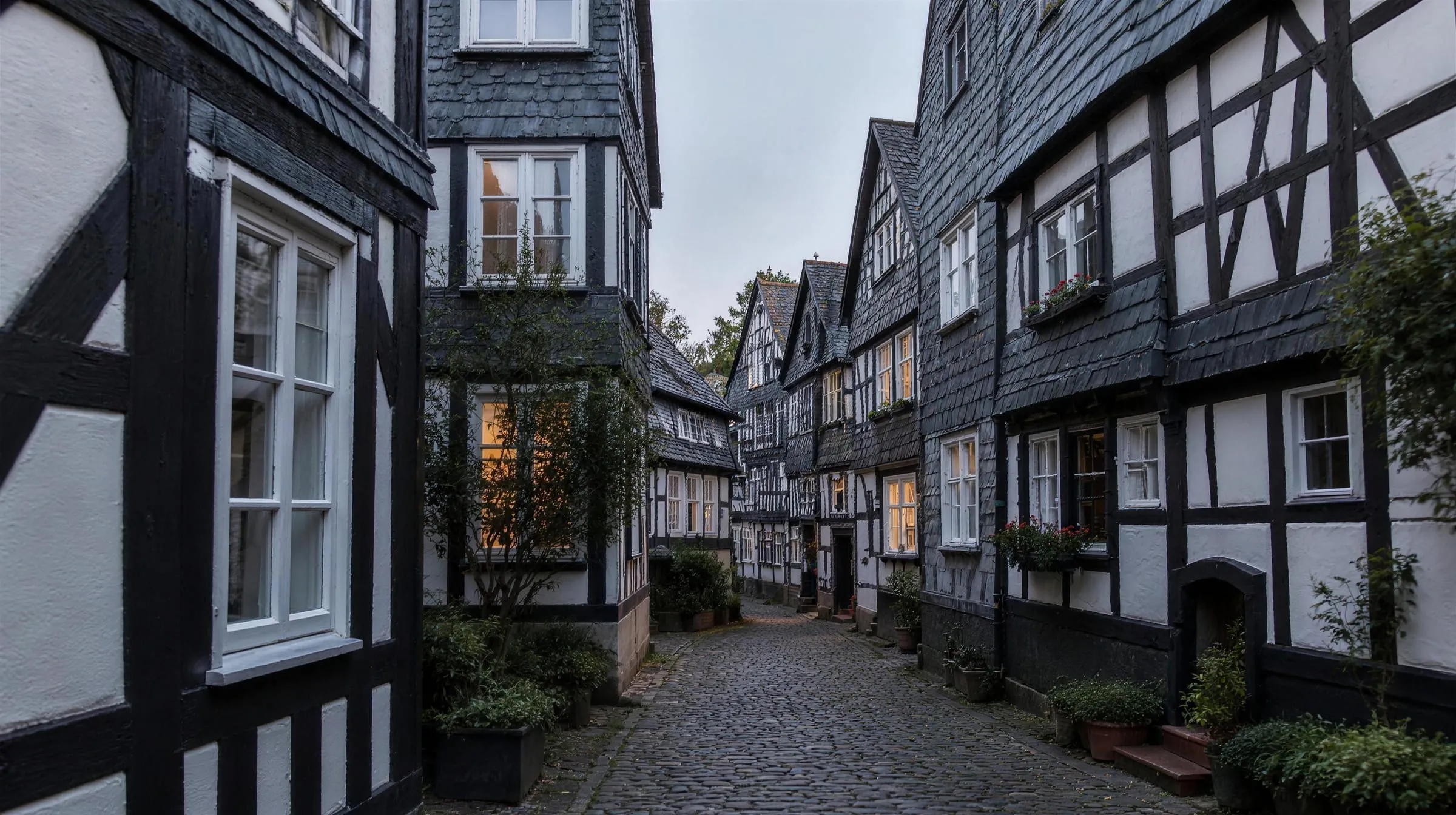 Gasse mit Fachwerkhäusern und Kopfsteinpflaster in einer Altstadt (Symbolbild)