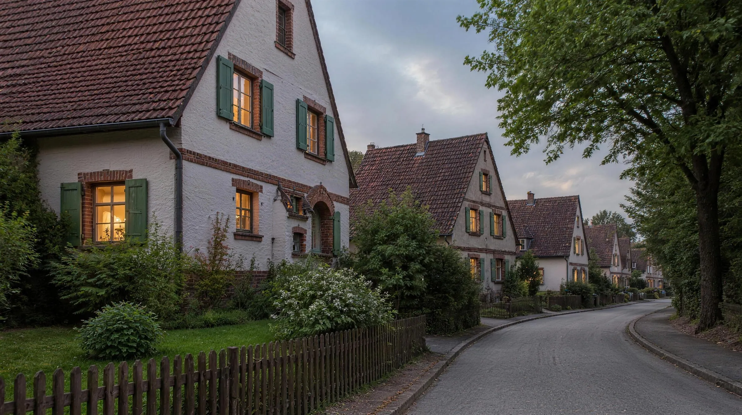 Zechensiedlung im Gartenstadt-Stil mit Giebelhäusern und Vorgärten (Symbolbild)